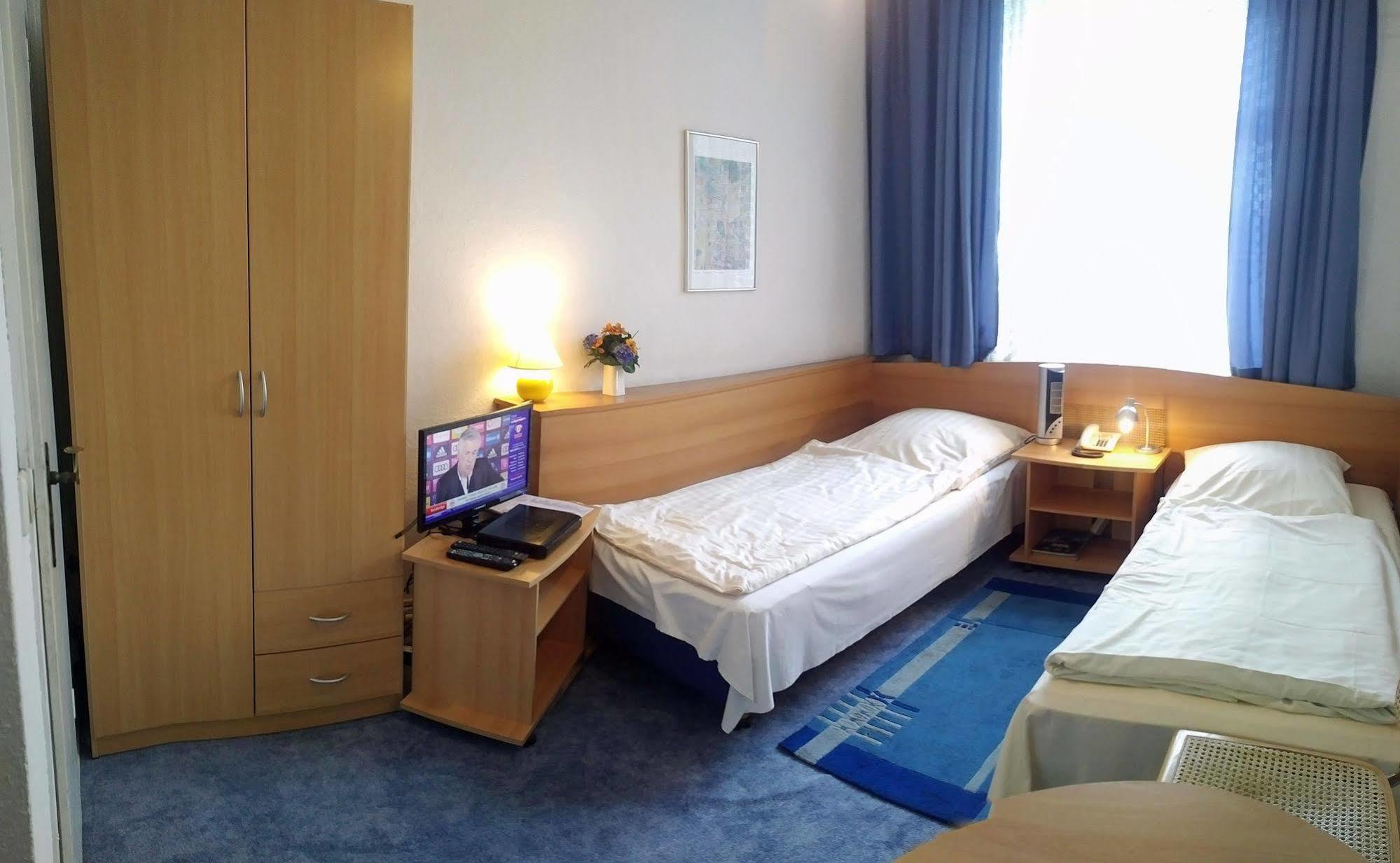 Central Budget Hotel Bonn Esterno foto