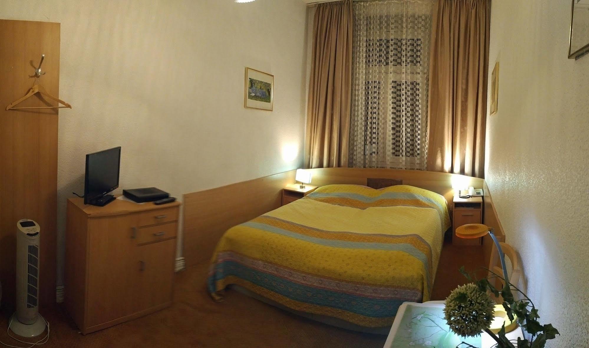 Central Budget Hotel Bonn Esterno foto