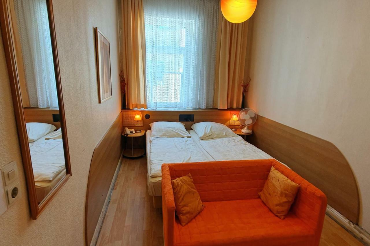 Central Budget Hotel Bonn Esterno foto